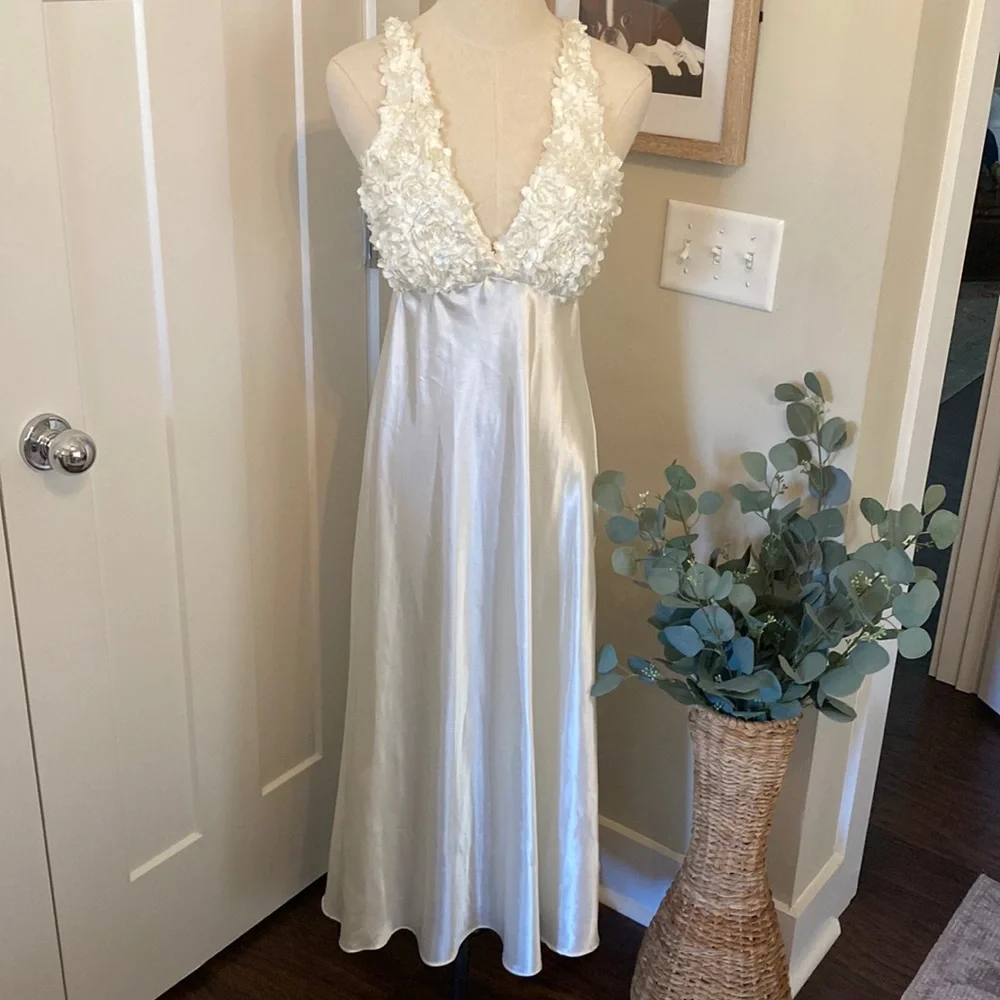 Flora winter white floral appliqué deep vneck tie-waist S bridal nightgown